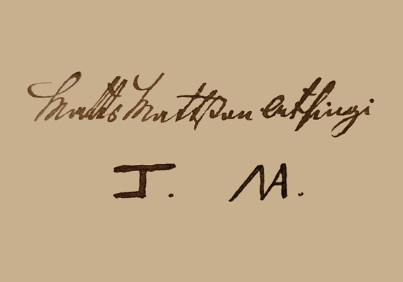 Lautamies Matti Matinpoika Aatsingin puumerkit, vasemmalla suvun perintömerkki vuodelta 1761, oikealla Matin kirjainyhdistelmällinen puumerkki vuodelta 1771 (puumerkkien yllä oleva nimikirjoitus ei ole Matin kädenjälkeä, vaan nimismiehen lisäämä nimenselvennys).