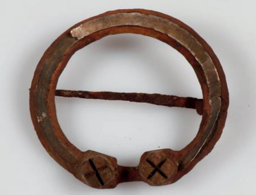 Kelloselän Siikaselän hopealevykoristeinen hevosenkenkäsolki. Kuva: Museovirasto, Lapin maakuntamuseo, J. Suvilehto & H. Kotivuori, 2018.